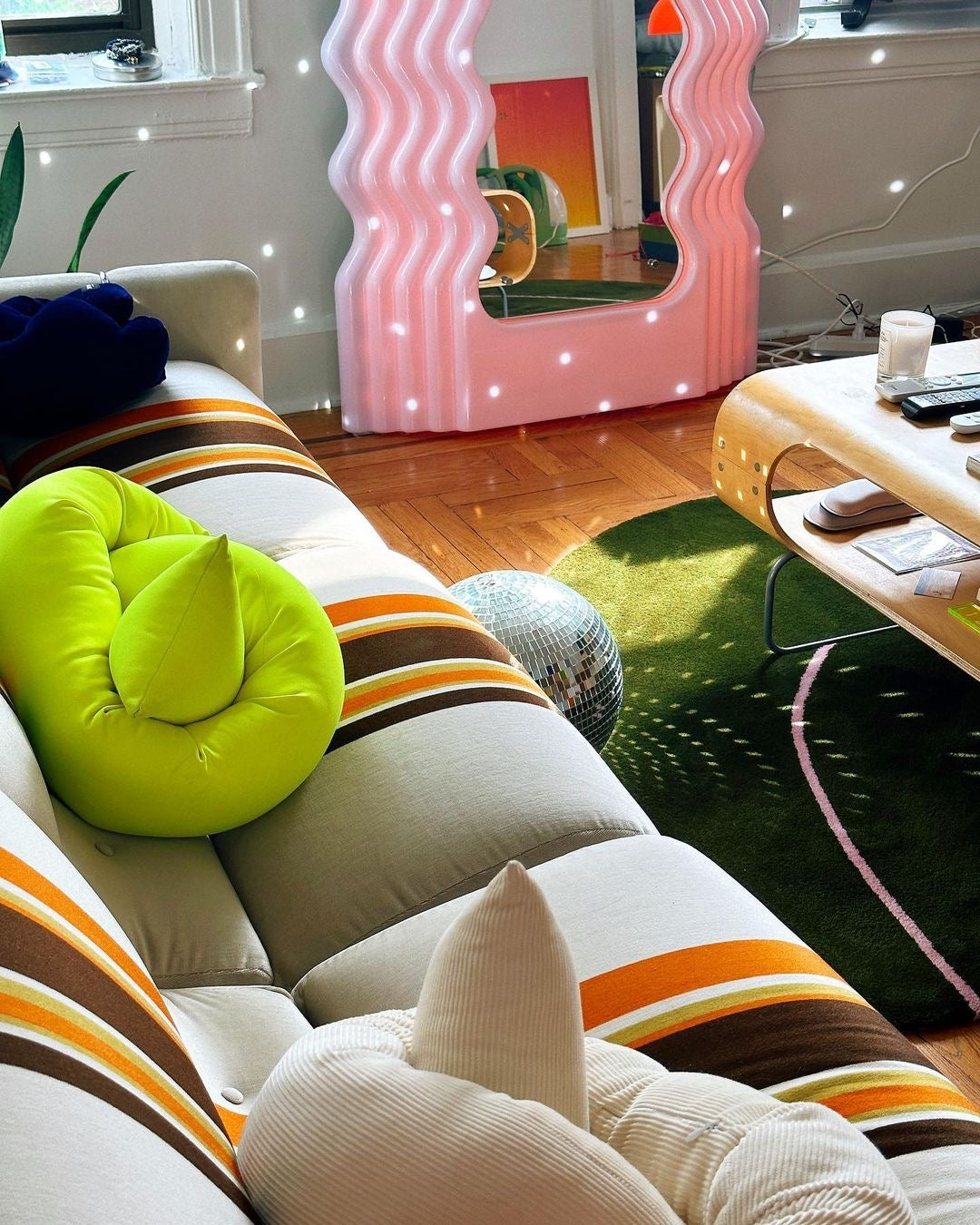 Moss Green Squiggle Rug – Okej – view 3