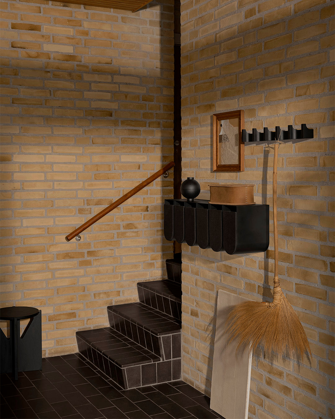 Curved Wall Shelf Black