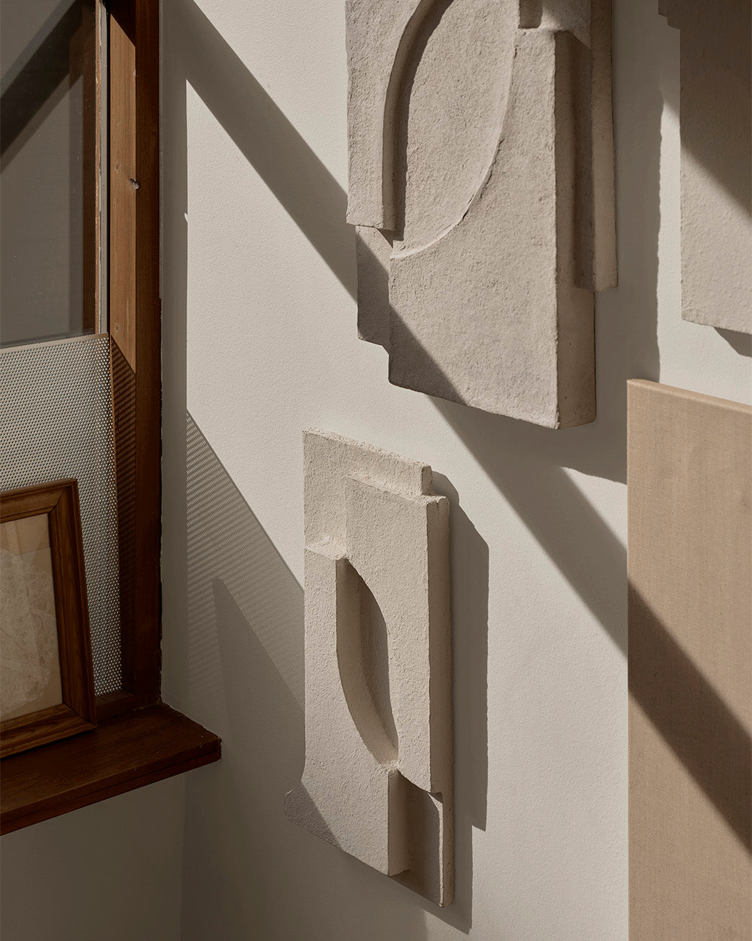 Serif Relief M Off White