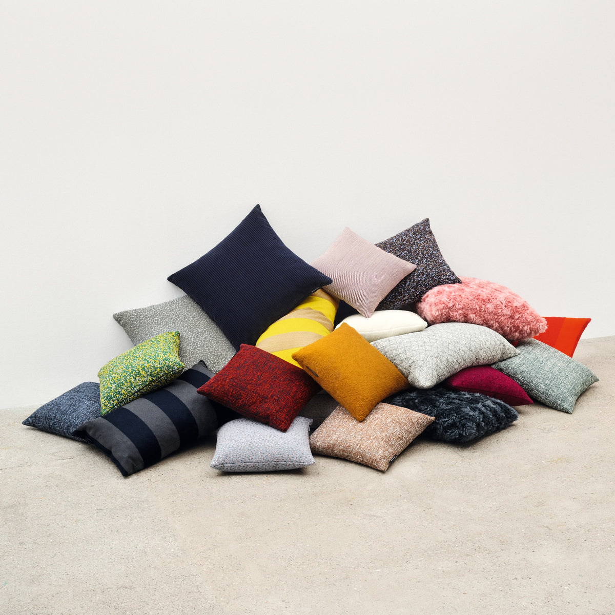 Sonar 3 Cushion - Grey – KVADRAT/RAF SIMONS – view 4