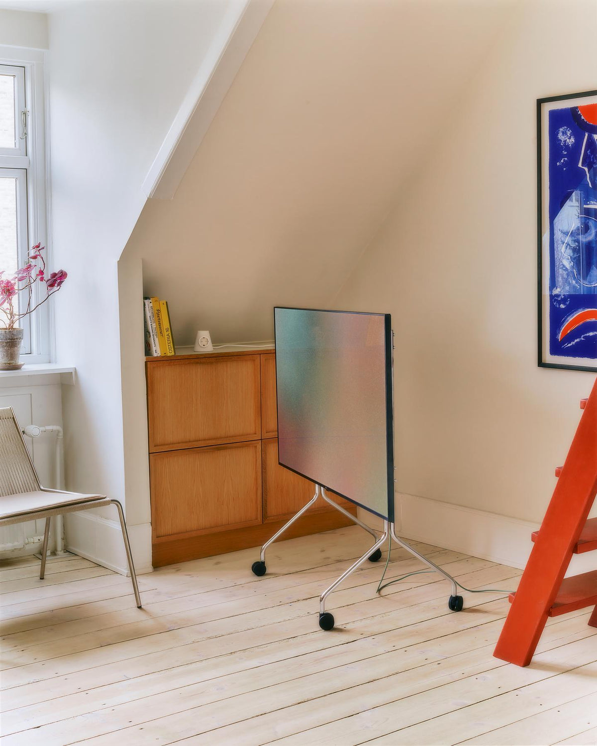 Moon TV-Stand - Chrome – Pedestal – view 10