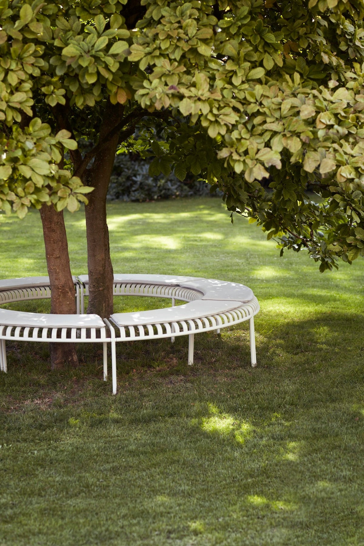 Palissade Park Bench incl. Middle Leg – HAY – view 4