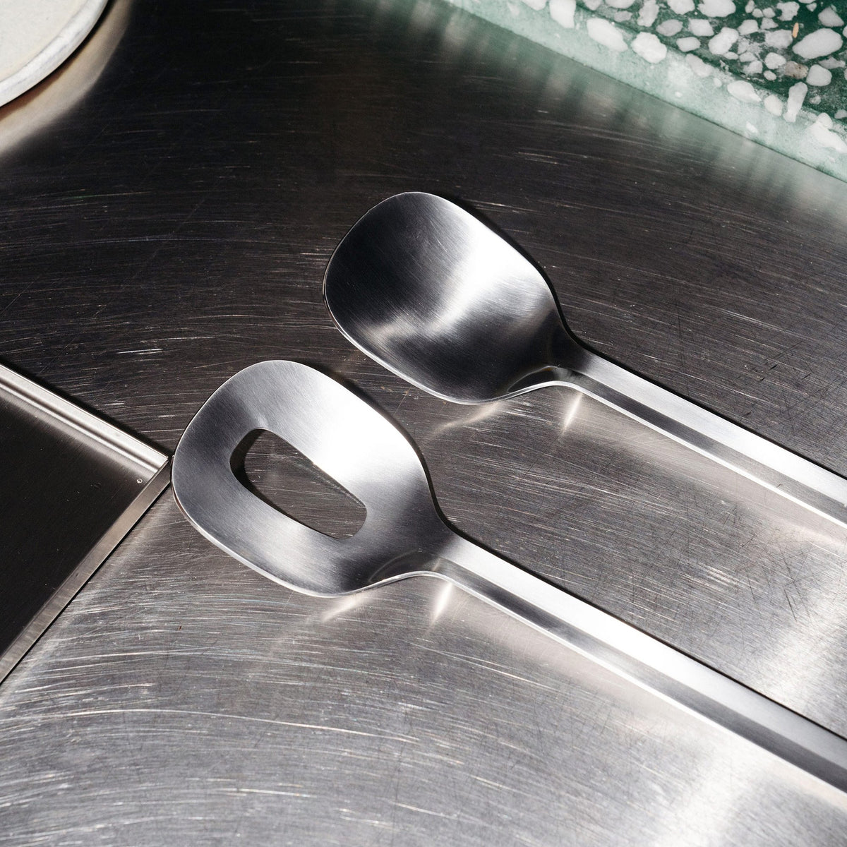 Mono V Salad Servers – view 3