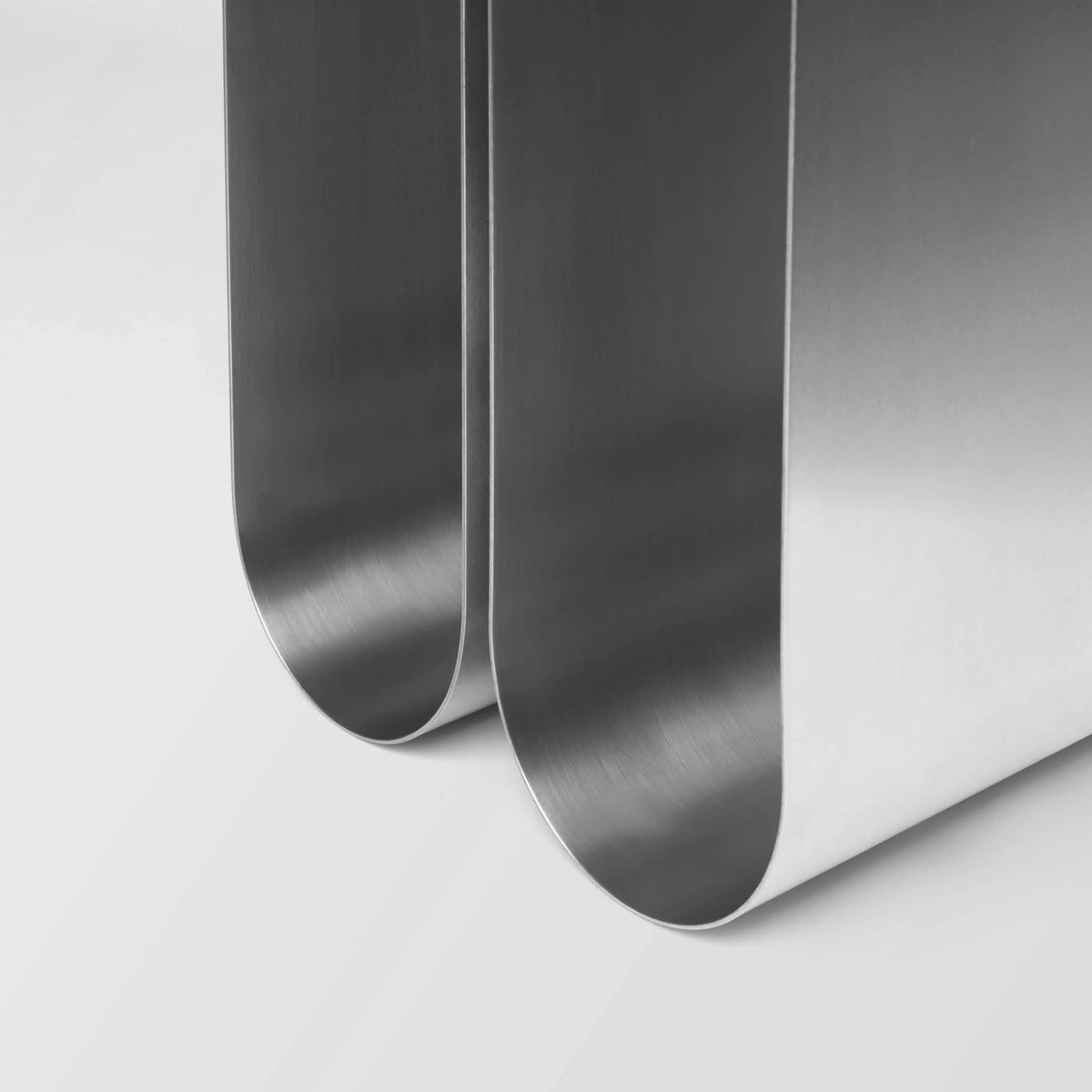 Curved Side Table - Beistelltisch - Kristina Dam Studio
