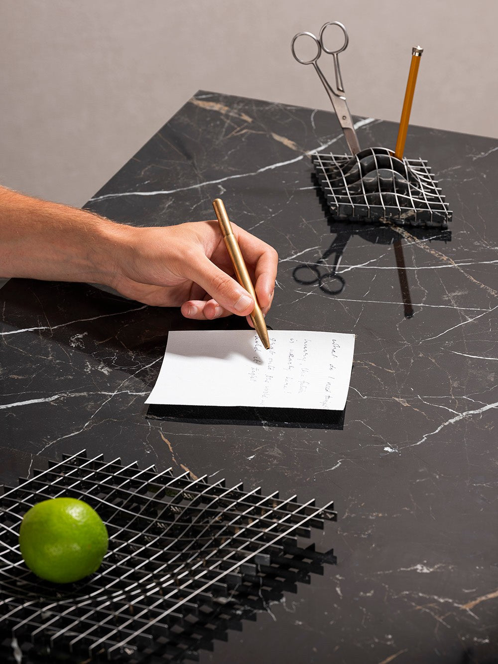 Gravity – Pen Holder – Black / White - Lifestyle - Fundamental Berlin