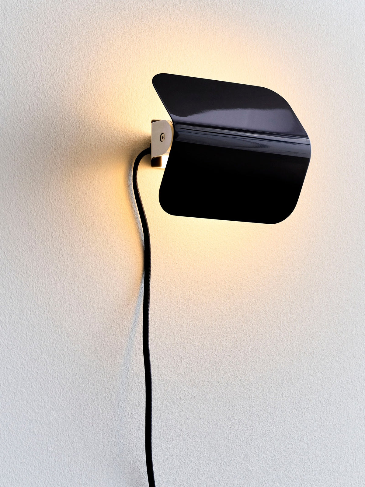 Apex Wall Lamp - Lifestyle - HAY