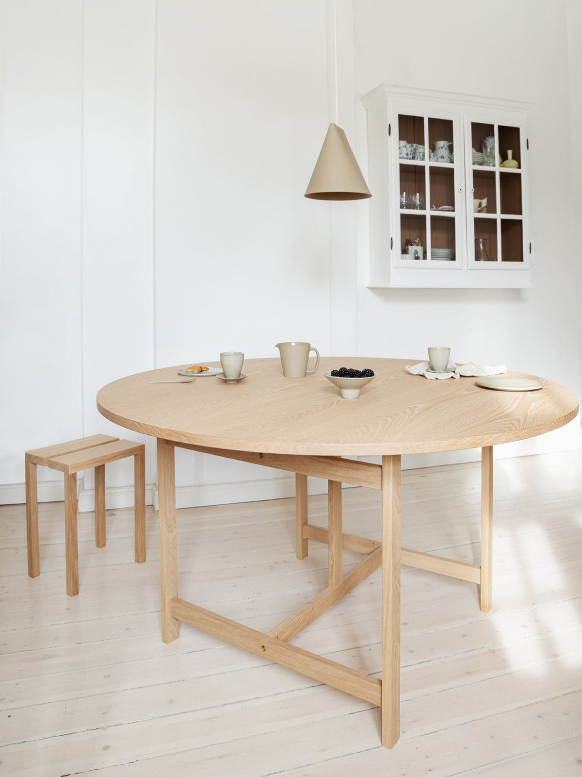 Round Dining Table – MOEBE – view 7