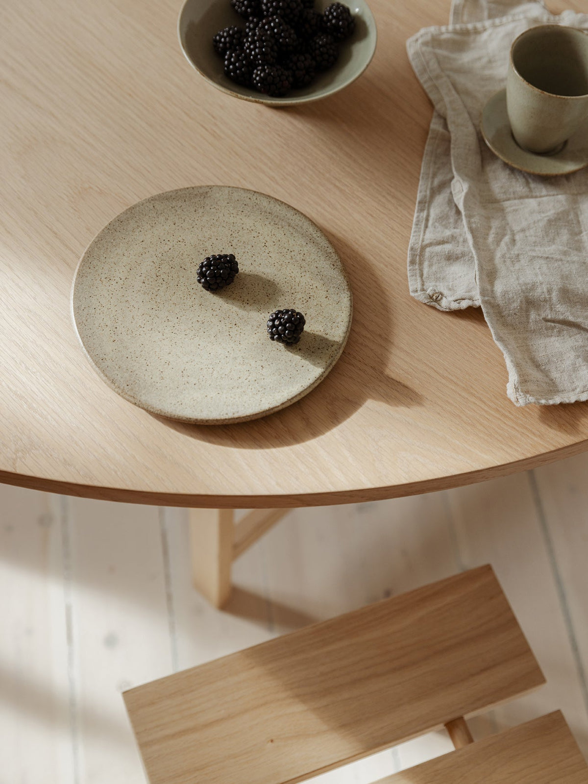 Round Dining Table – MOEBE – view 8