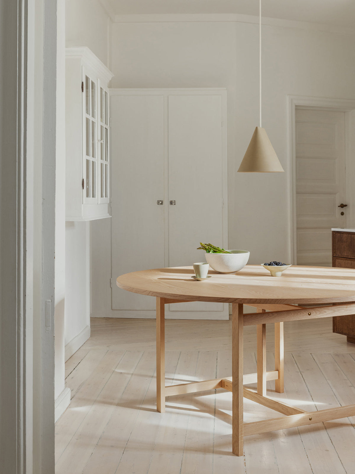 Round Dining Table – MOEBE – view 6