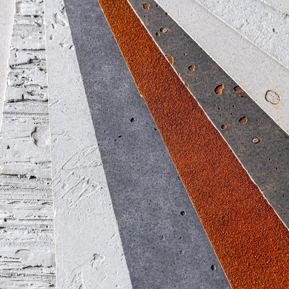Wall Rapture sample strips fanned out: board formwork, concrete, anthracite, rust and vintage concrete