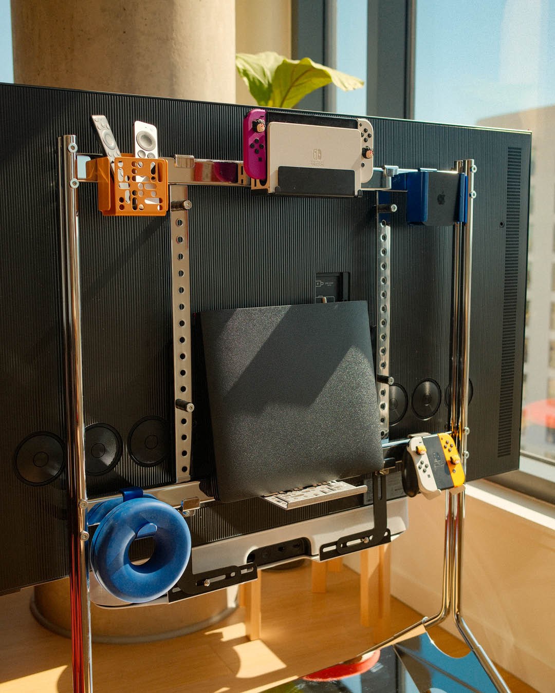 Nintendo Switch Mount - Charcoal - Lifestyle - Pedestal