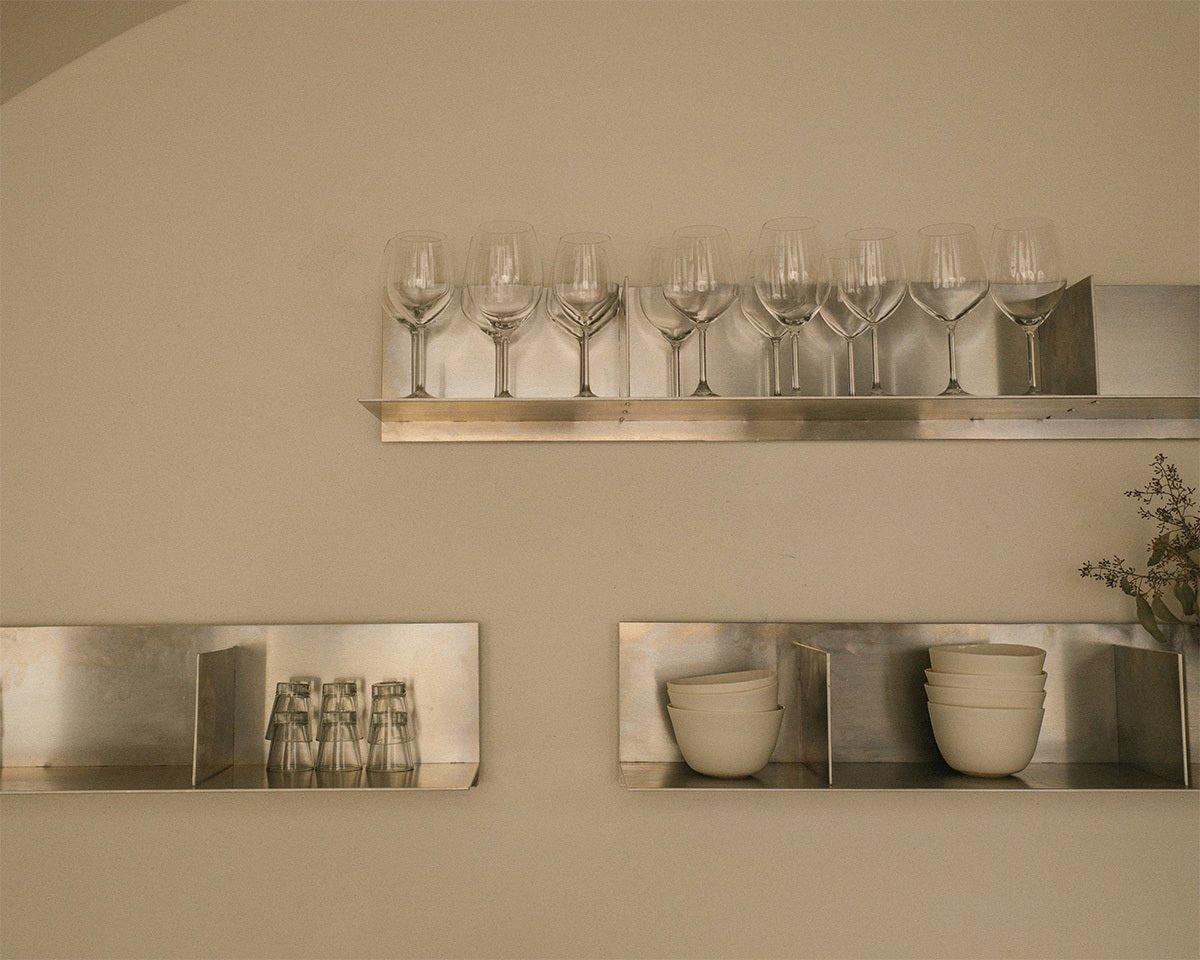Rivet Shelf Large - Wall Shelf, Aluminum - Regale & Aufbewahrung - Frama – view 5